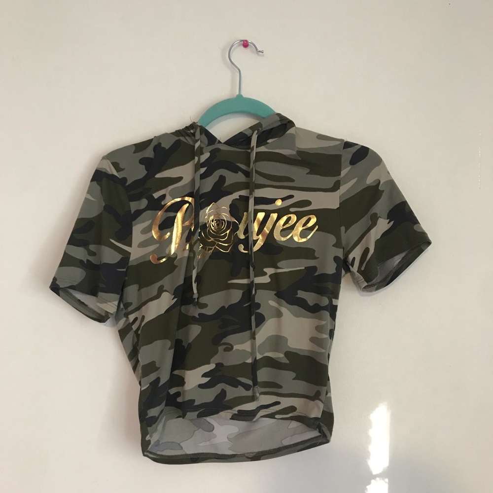 cropped camouflage shirt with hood